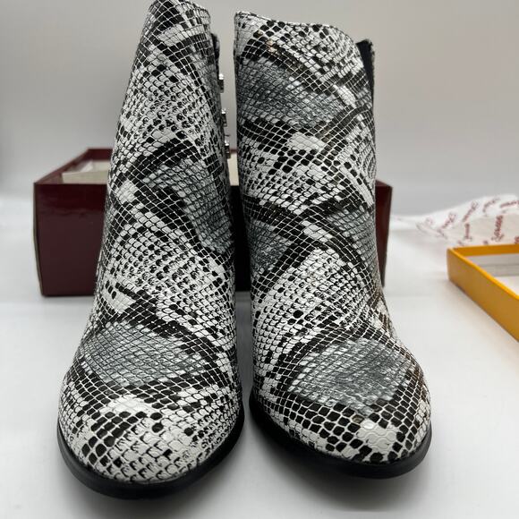 Forever Faux Leather Chunky Heeled Boots Womens Size 8.5 Snake Gray Color Bootie - Picture 3 of 11